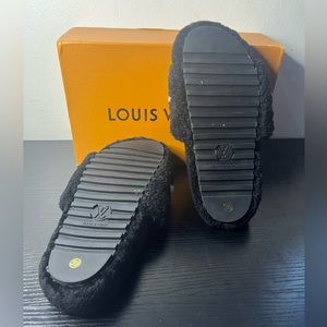 LV slippers New, i have the receipt